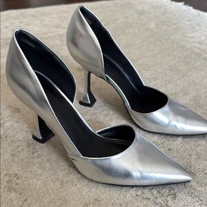 Sleek Silver Heels with Avant-Garde Curved Design